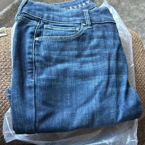 WHITE HOUSE BLACK MARKET JEANS…SIZE 4 CURVY SHORT NEW WITH TAG - Picture 2 of 16